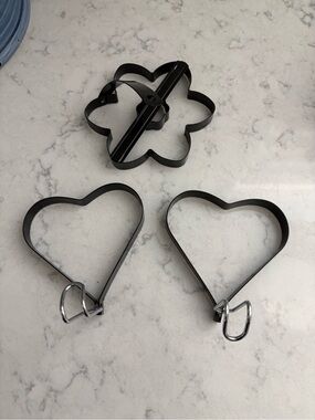 Set of 3 Nonstick Metal Pancake or Breakfast Egg Rings (Hearts + Flower) - Black